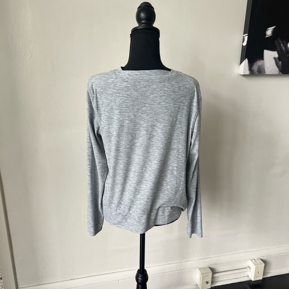 Old Navy Active Breath On Long Sleeve Gray Work Out Top - Picture 4 of 8